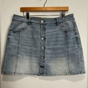 American Eagle Light Wash Button Front Denim Mini Skirt Size 16 Super Stretch
